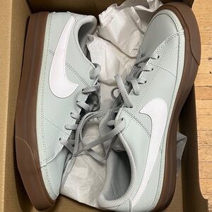 Nike Boys’ Light Green and White Sneakers with Brown Sole